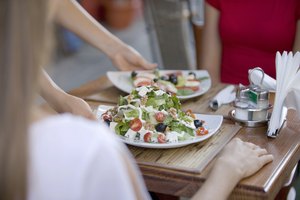 Ensalada siendo servida en un restaurante.