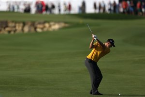 Justin Rose, jugador del PGA Tour, mantiene los brazos adelante del pecho durante el backswing.