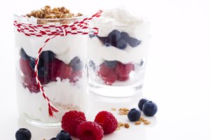 Combina la cremosidad del yogur griego con la dulzura de las frutas de verano en su mejor momento.