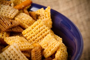 Pretzels y chex mix.