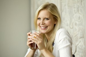 Mujer con taza de té de Assam.