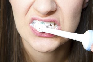 Una mujer lava sus dientes.