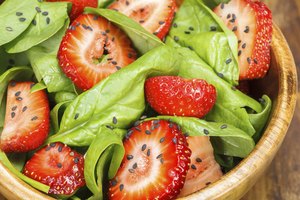 Ensalada de espinacas y fresa.