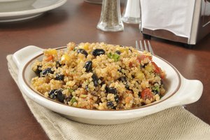 Plato de saludable quinua y frijoles negros.