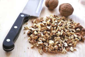 Nueces picadas sobre una tabla de cortar.