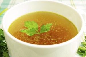 El caldo de pollo normal es naturalmente bajo en calorías.