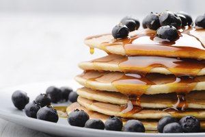 Tortitas con jarabe de maple y moras