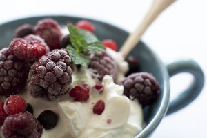 Tazón de yogurt griego con frutos del bosque