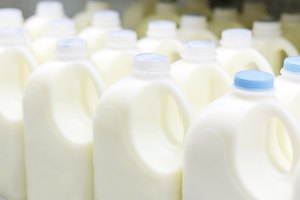 Botellas de plástico de leche.