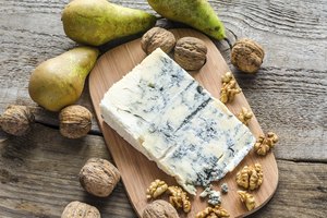 Queso azul con frutas y nueces.