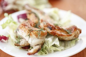 Asar puede dorar la carne tan bien como si se asa a la parrilla.