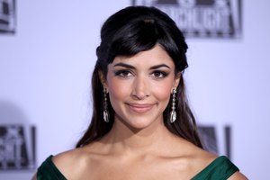 La actriz Hannah Simone usó un aspecto mate con un toque de color en las mejillas en los Globos de Oro 2012.