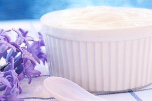 El yogur griego es la base ideal para un rico helado de proteínas.
