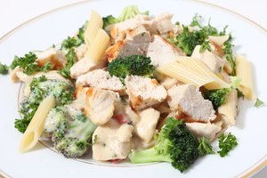 Pollo grillado con pastas, brócoli y salsa de ajo.