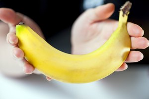 Manos sosteniendo banana.