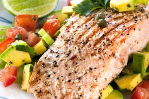 Salmón a la parrilla con vegetales.