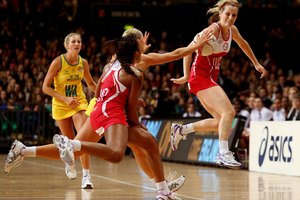 El baloncesto requiere velocidad y agilidad.