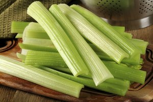 La mayoría de los alimentos que se acreditan con calorías negativas se pueden comer libremente como parte de cualquier plan de control de peso.