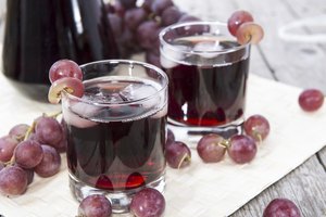Dos vasos de jugo de uva