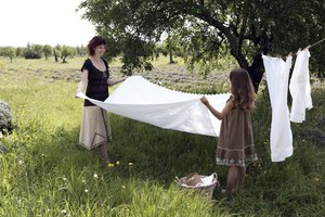 Utiliza ropa colgada como una actividad de evaporación.