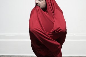 Ayuda también con los sentimientos de aislamiento, miedo e inseguridad, promoviendo las emociones positivas.