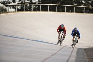 Un chamois es un short de ciclismo ajustado que coloca un gel o un cojín de espuma debajo de los puntos de contacto entre el ciclista y el asiento de la bicicleta.