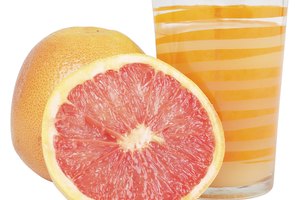 Beber jugo de toronja sin azúcar puede ayudarte a bajar de peso.