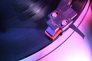 Los tocadiscos usan una aguja para decodificar el audio almacenado en los surcos de los discos de vinilo.