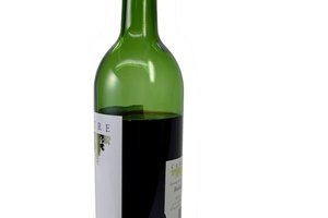 Como consecuencia de sus capacidades antioxidantes, los flavonoides del vino tinto pueden ayudar con la reducción de la probabilidad de enfermedades del corazón, siempre y cuando se consume con moderación.