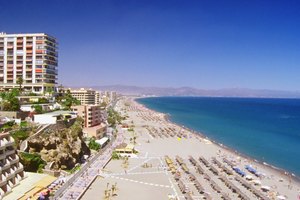 La playa Bajondillo es un lugar ideal para un baño relajante o hacer windsurf.