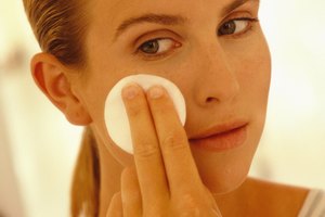 Limpia tu rostro con una crema de limpieza anti-envejecimiento y luego huméctala.