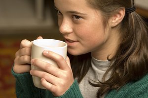 Una taza de chocolate caliente hecho en casa contiene sólo una pequeña cantidad de cafeína.