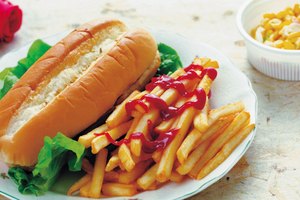 Escoge opciones saludables en lugar de comidas fritas, grasosas y cargadas de calorías.