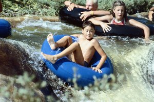 Lanzarse al agua en flotadores tubulares es divertido, pero puede ser peligroso también.