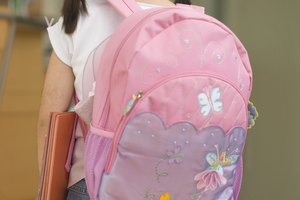 Una mochila pesada puede causar dolor de hombros.