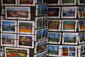 Microsoft Word puede ser usado para crear postales creativas para Navidad, fiestas o anuncios.
