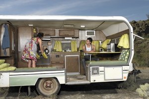 Prepara tu vehículo RV para un fin de semana de camping en Surfside.