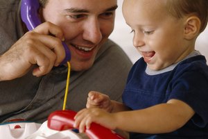 Un niño de 18 meses de edad debería interactuar directamente con los miembros de la familia y mostrarles afecto.