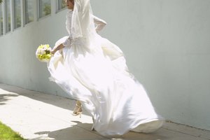 La mayoría de los vestidos de novia son blancos, pero no son todos cortes de la misma tela.