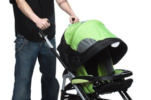 Pocas compañías aéreas se niegan a las carreolas por completo, por lo que es casi seguro que podrás de llevar la silla de paseo en el vuelo.