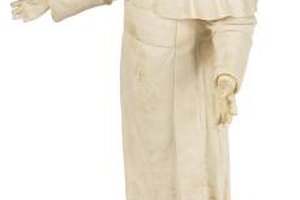 Hemera Technologies/PhotoObjects.net/Getty Images Popes typically wear a coat of arms containing the keys on on their fascia, the belt that holds the simar closed.
