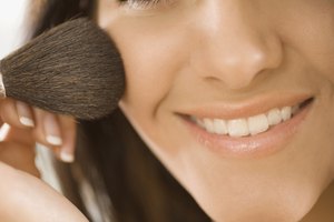 El maquillaje aumenta el contraste entre el cabello oscuro y la piel pálida.