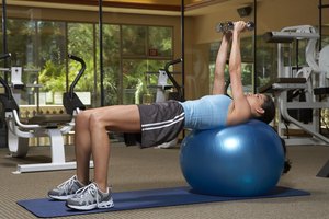 Apoya correctamente la pelota de yoga para evitar que ésta resbale o se mueva.