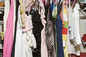 Un toque de color hace que un traje neutral se destaque.