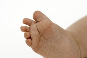 Elige zapatos que moldean el movimiento natural de caminar de los pies de tu hijo.