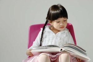Jupiterimages/Goodshoot/Getty Images Top down methods of literacy learning encourage exploration of a text as a whole to begin to extract context clues.