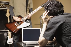 Conecta los auriculares a tu estante Digi 003 para la grabación y reproducción en silencio.