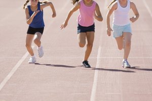 Los niños y niñas corren las carreras de 100, 200 y 400 metros.