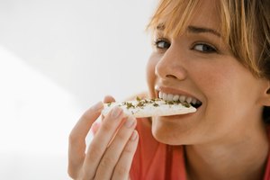 Arma un almuerzo de refrigerios saludables.