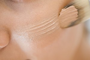 Usa maquillaje líquido para cubrir las cicatrices de acné.